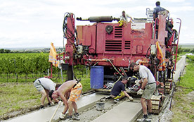 Nur vier Arbeiter bauen bis zu 200 Meter Betonspurwege pro Tag.